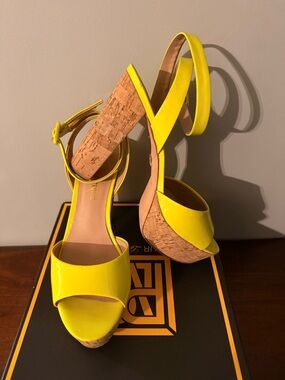 Pour La Victoria Nash’s neon yellow soft patent leather. Cork stacked heel. 8